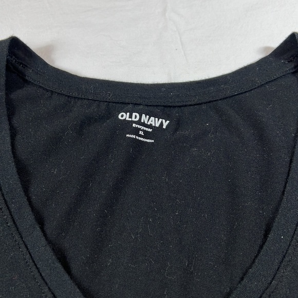 7 Old Navy XL Black or White Sleeveless Tops - Picture 13 of 16